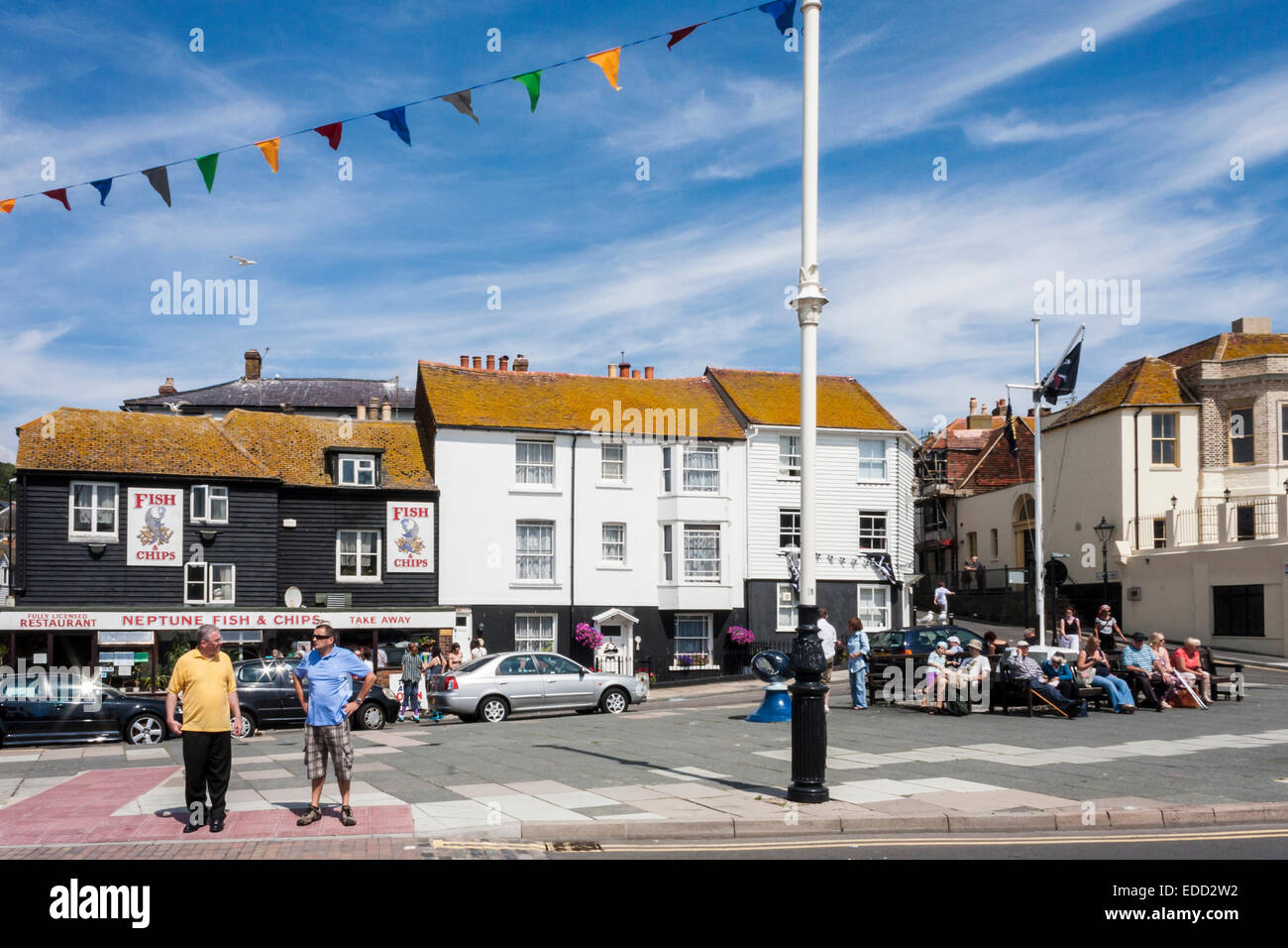 Les touristes en face d'un poisson et friterie à Hastings, Sussex, England, GB, au Royaume-Uni. Banque D'Images