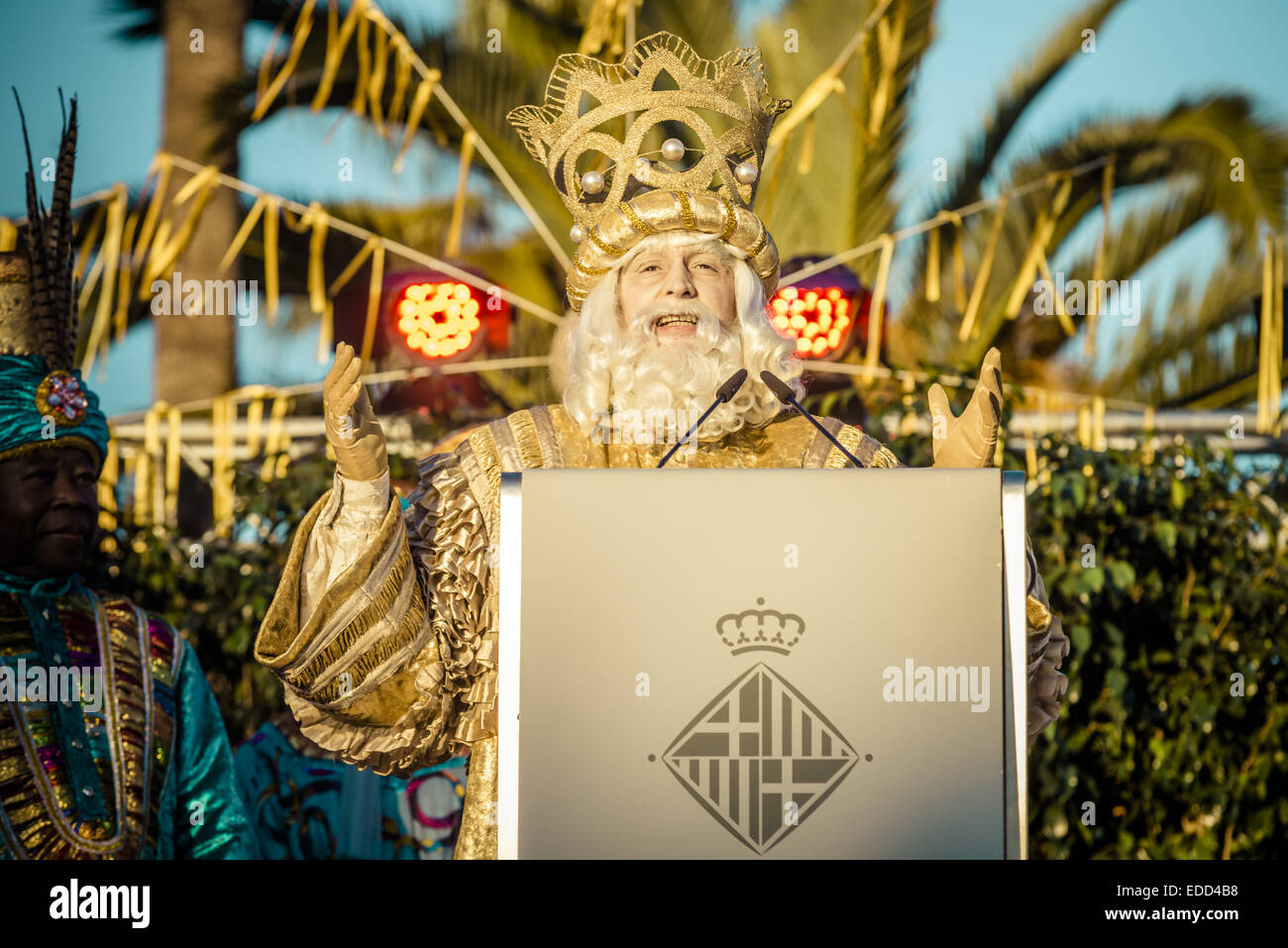 Barcelone, Espagne. 5Th Jan, 2015. Le roi Melchior parle à l'enfant d'attente après l'arrivée des sages rois dans le Port de Barcelone. 5Th Jan, 2015. Credit : Matthias Rickenbach/ZUMA/ZUMAPRESS.com/Alamy fil Live News Banque D'Images