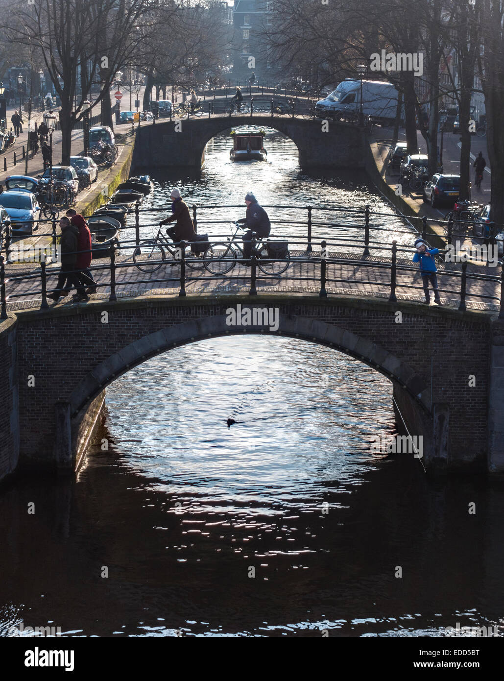 Canal Reguliersgracht Amsterdam célèbre pour ses sept ponts. Des vélos sur les ponts et le long du canal sur un Dimanche en hiver Banque D'Images