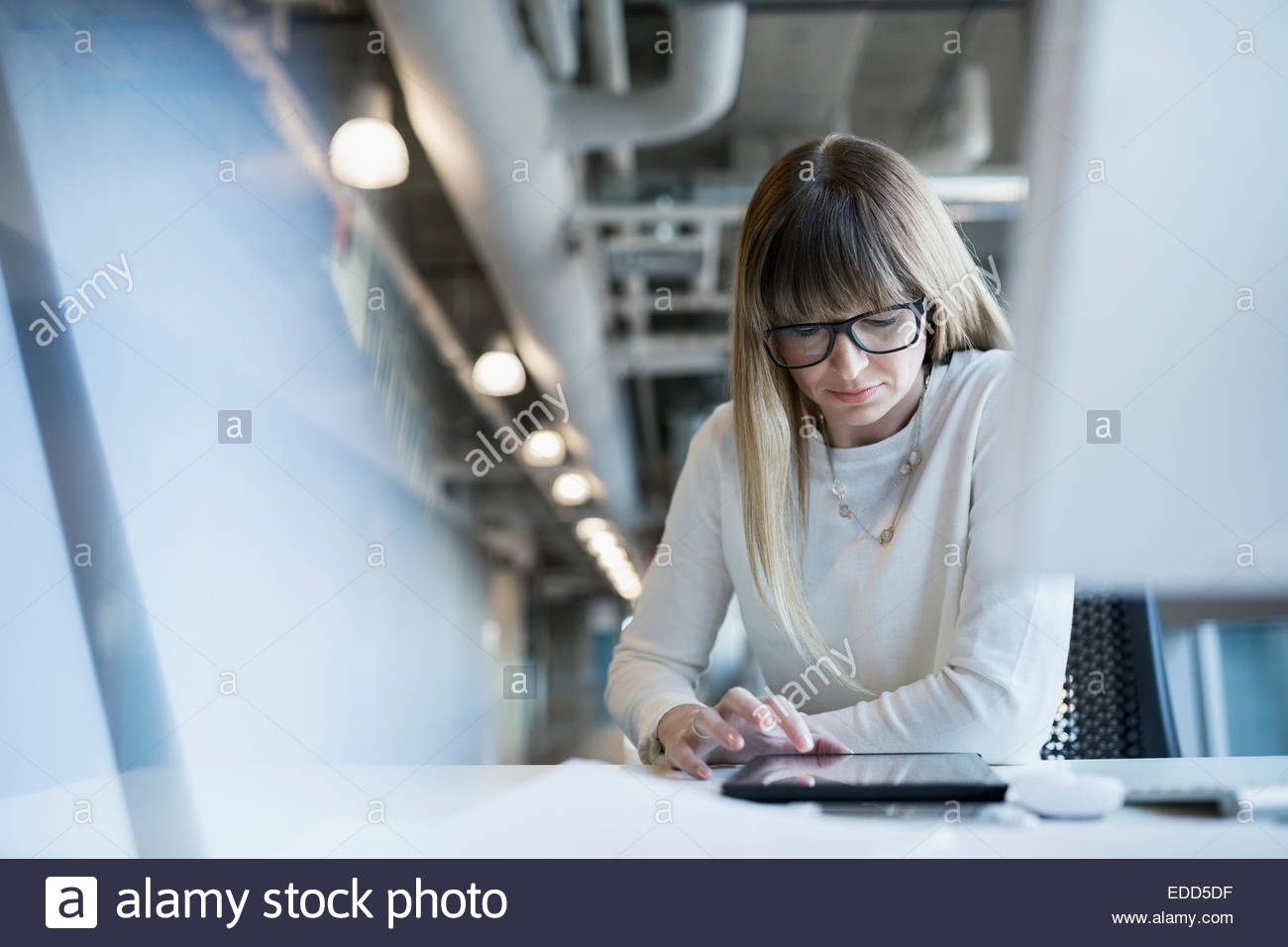 Businesswoman using digital tablet at office desk Banque D'Images