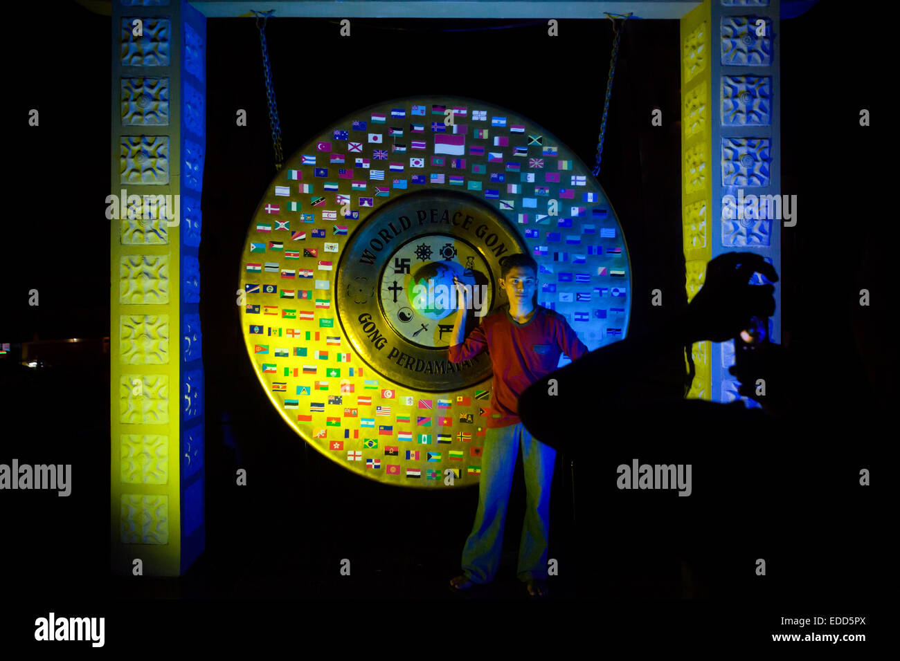 Jeunes ayant une séance photo au Gong de la paix mondiale à Ambon City, Central Maluku, Maluku, Indonésie. Banque D'Images