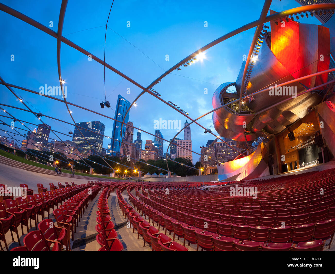 Un fisheye, grand angle, vue de nuit le pavillon Jay Pritzker, Millennium Park et l'horizon de Chicago. Banque D'Images