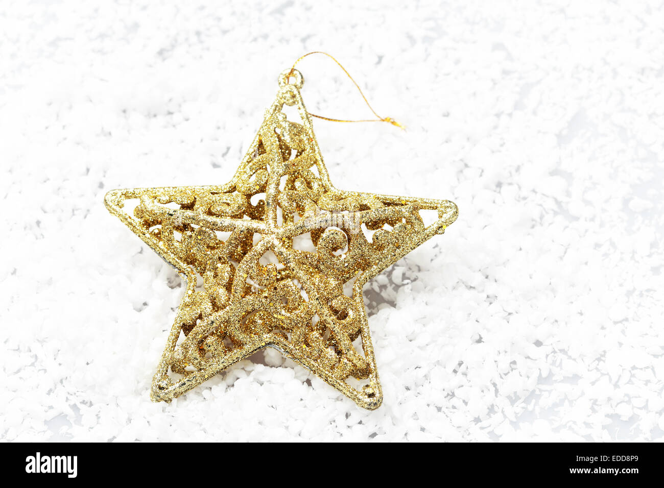 L'étoile d'or sur la neige pour Noël Décoration Banque D'Images