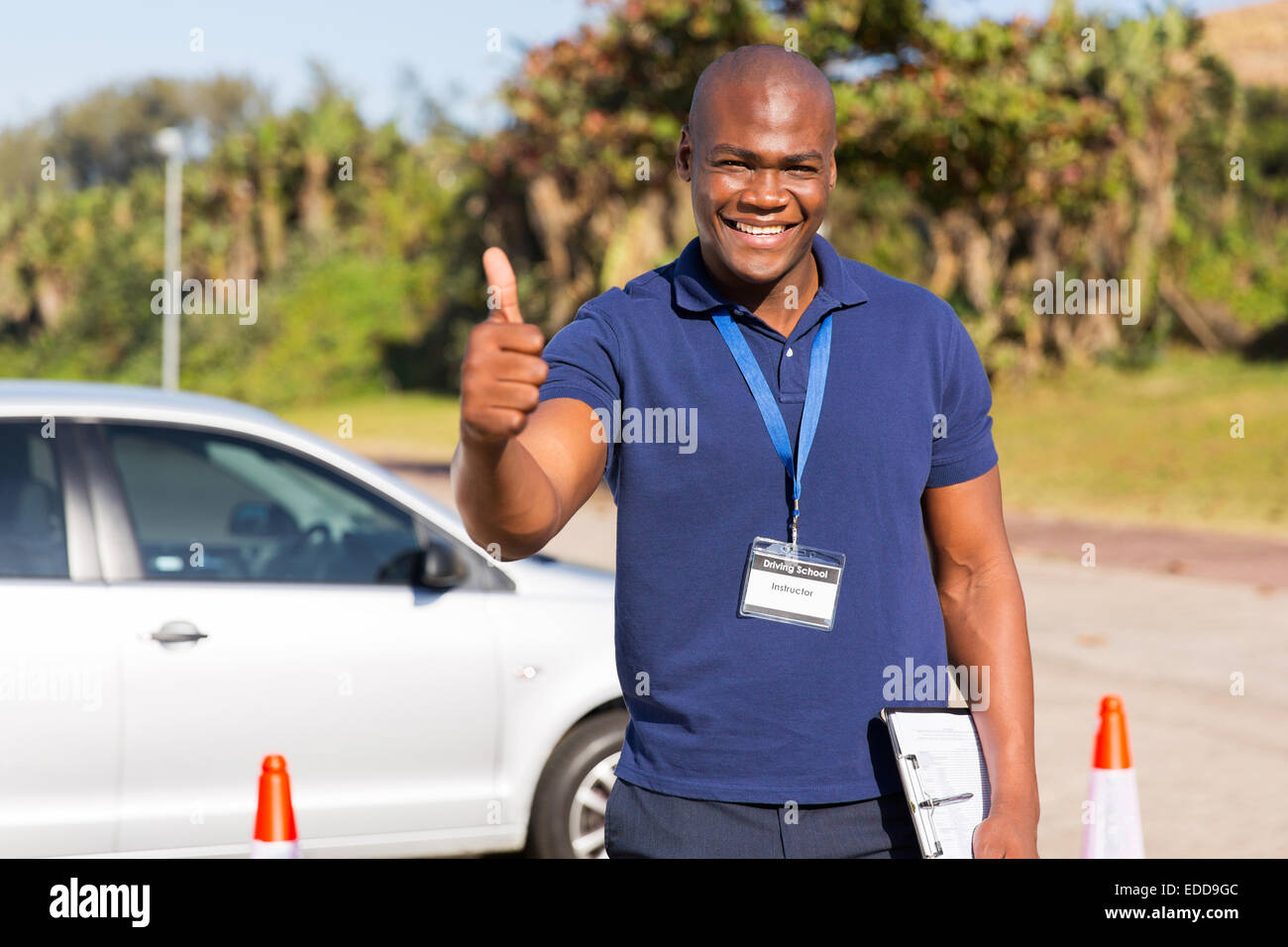 Beau portrait de moniteur auto école africaine giving thumb up Banque D'Images