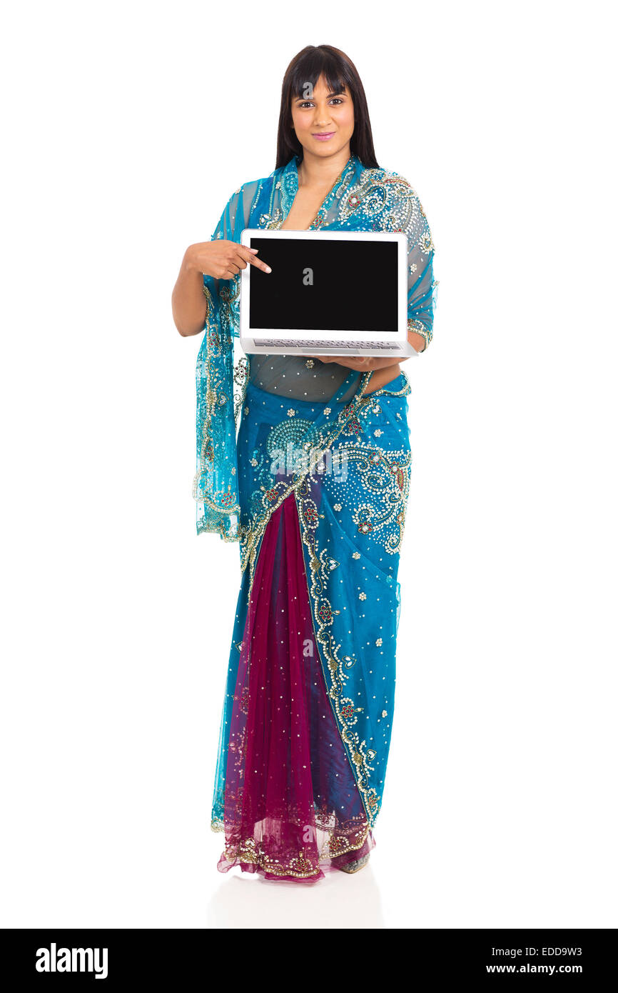 Jolie femme indienne en sari pointant sur l'écran du portable sur fond blanc Banque D'Images