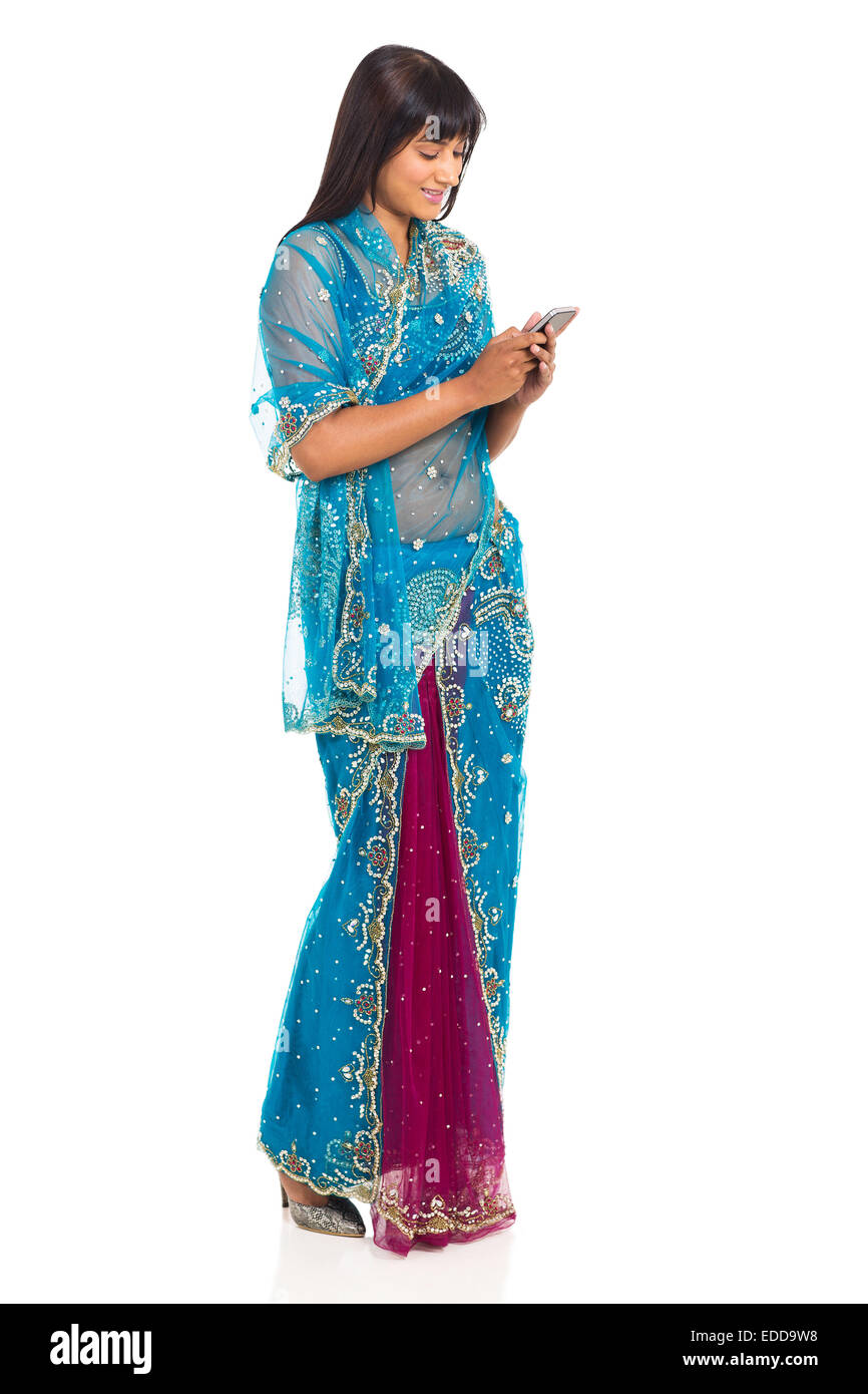 Femme indienne moderne dans la région de sari en utilisant cell phone isolated on white Banque D'Images