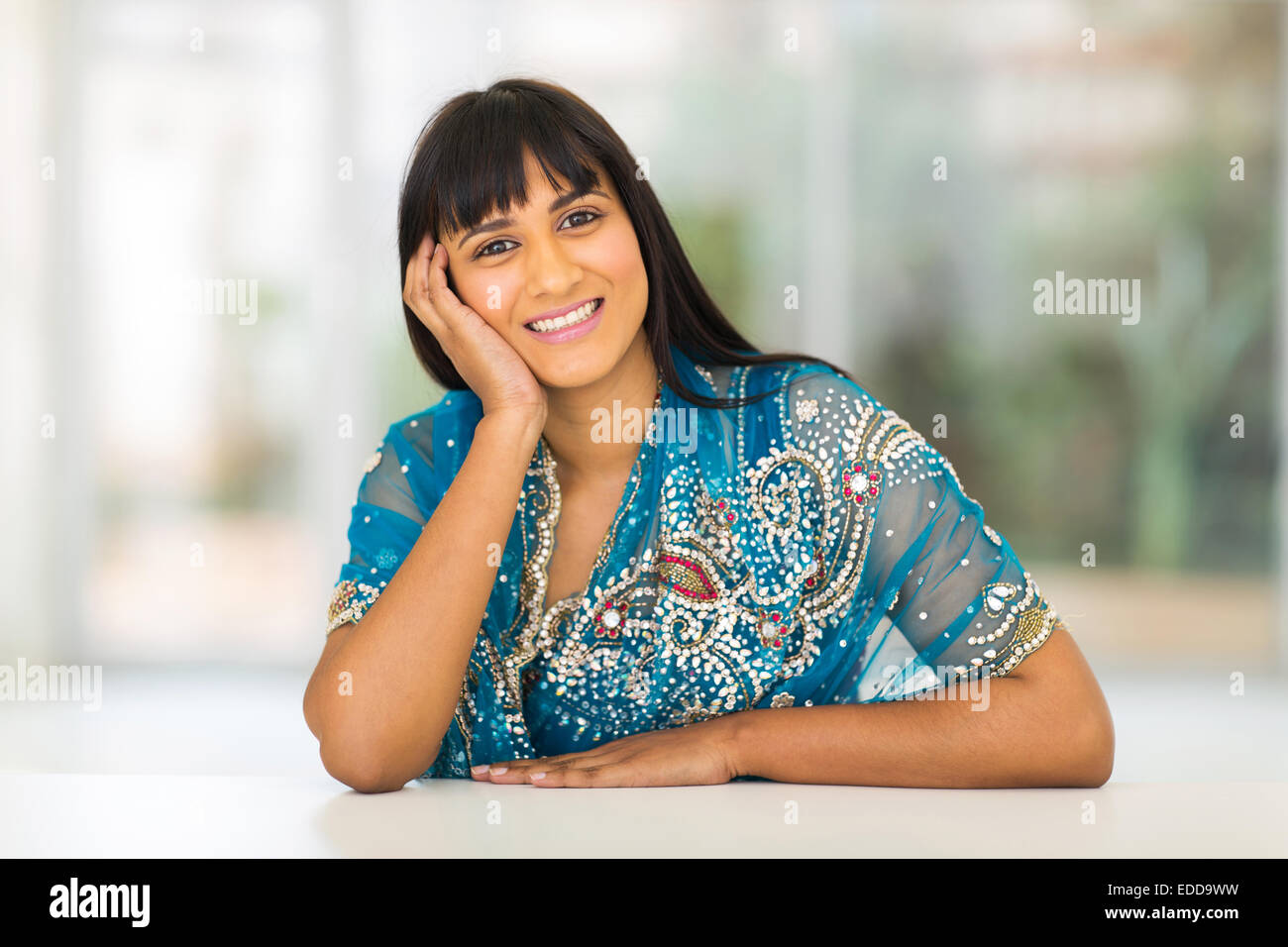 Beautiful Indian woman sitting at home Banque D'Images