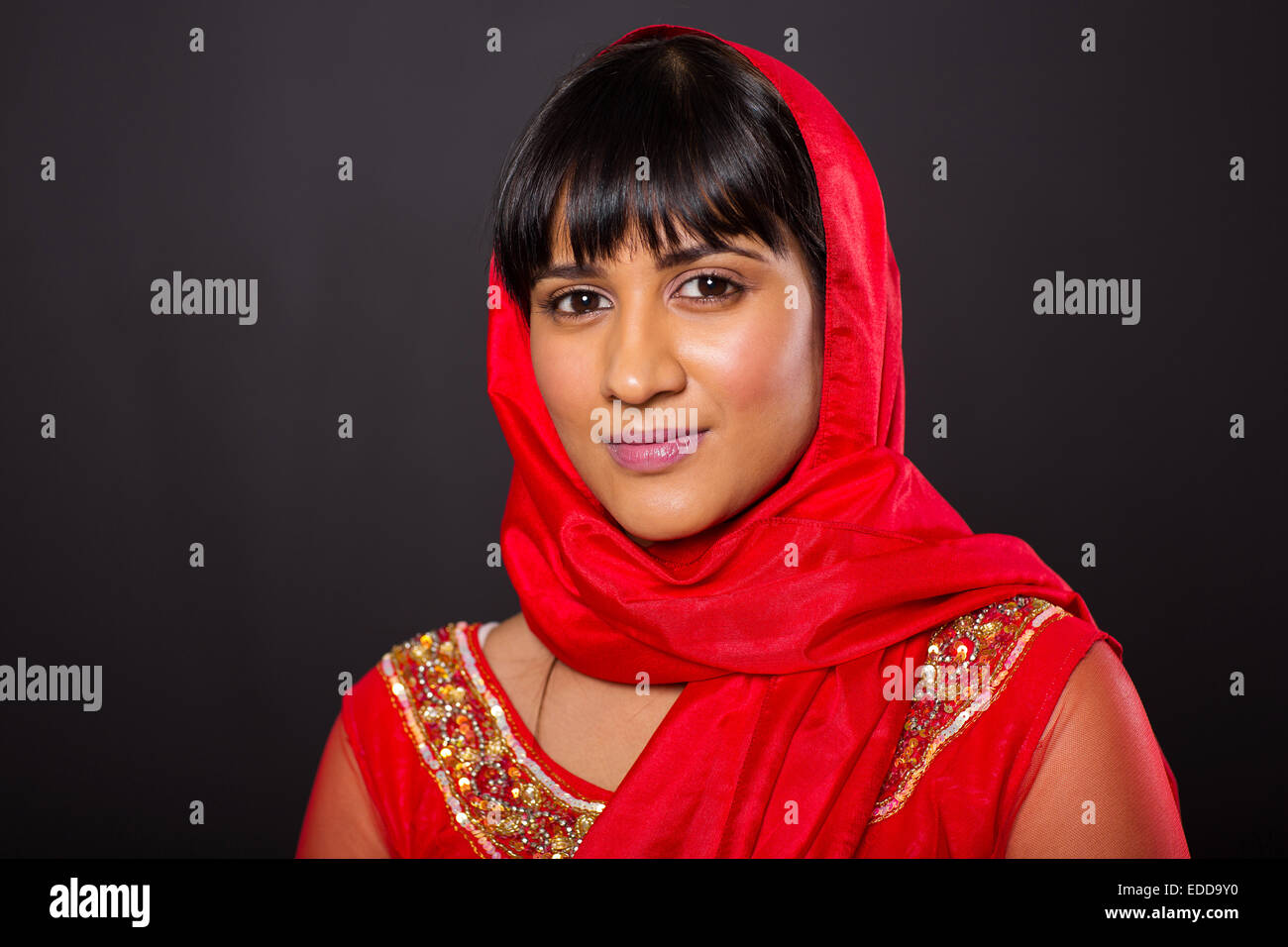Portrait de jeune femme indienne en sari sur fond noir Banque D'Images