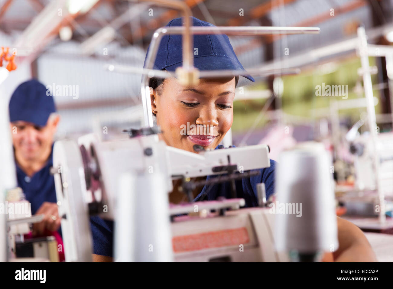 Pretty African travailleur du textile machine à coudre industrielle à couture Banque D'Images