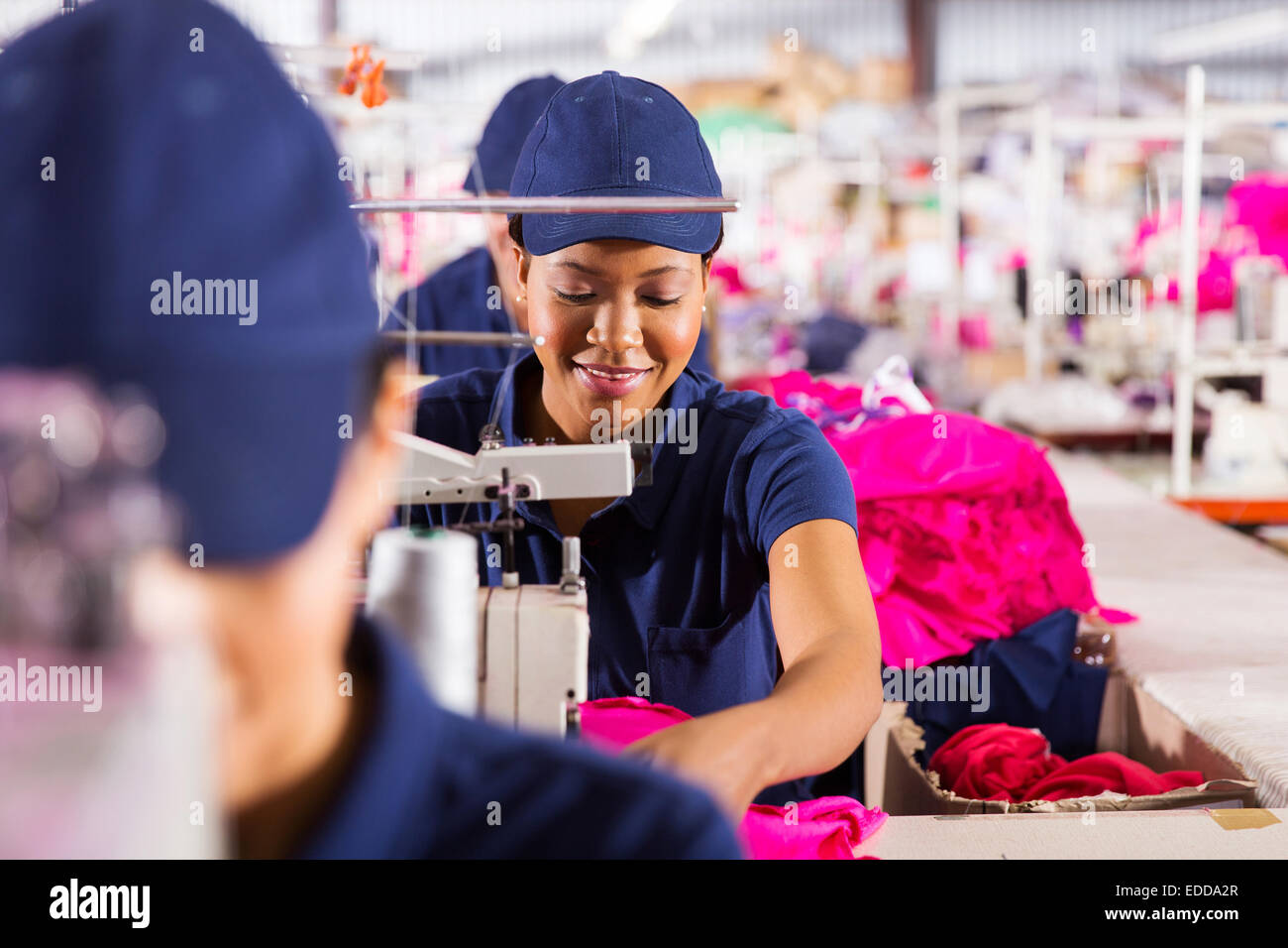 Les travailleurs de l'usine textile africaine sur la ligne de production Banque D'Images