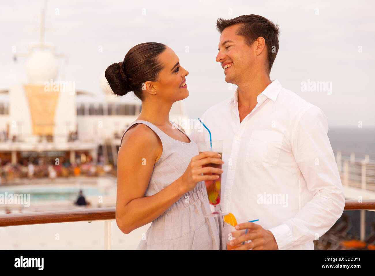 Joli jeune couple en vacances sur une croisière Banque D'Images