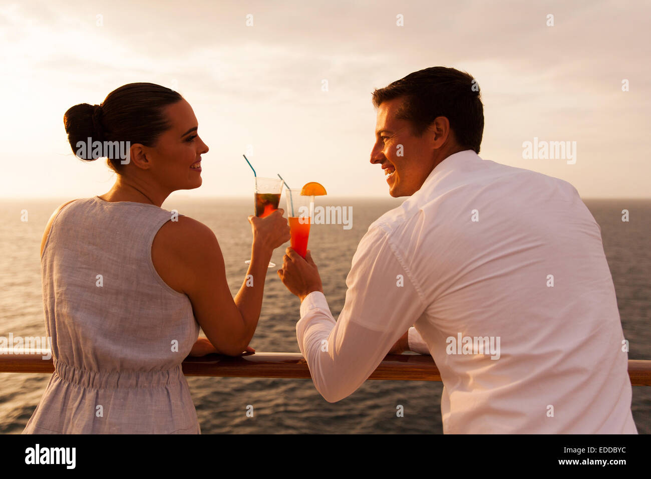 Couple toasting with cocktail on cruise ship Banque D'Images