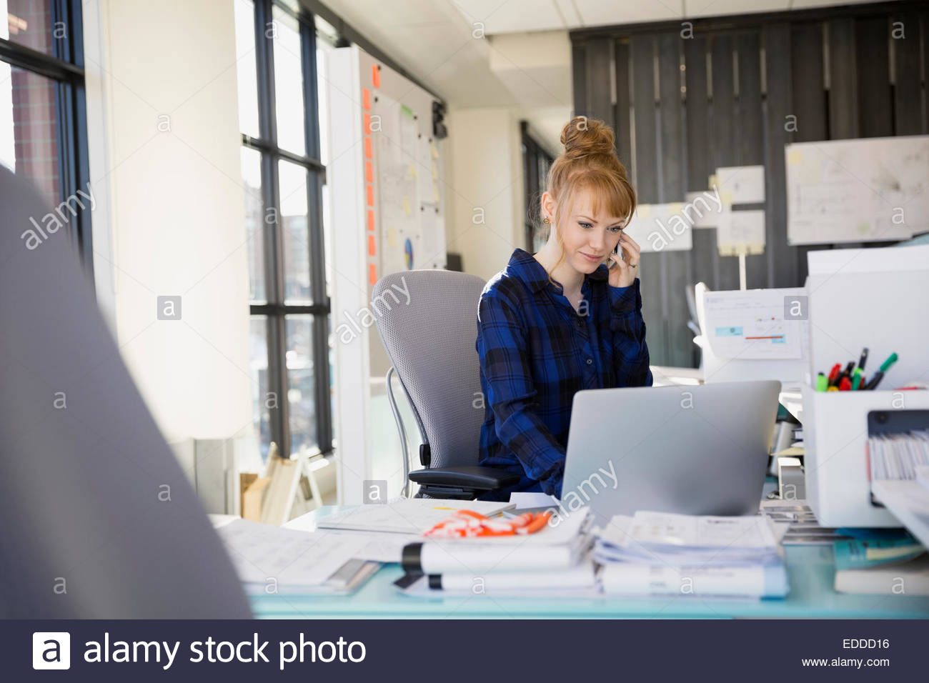 Businesswoman working at desk in office Banque D'Images