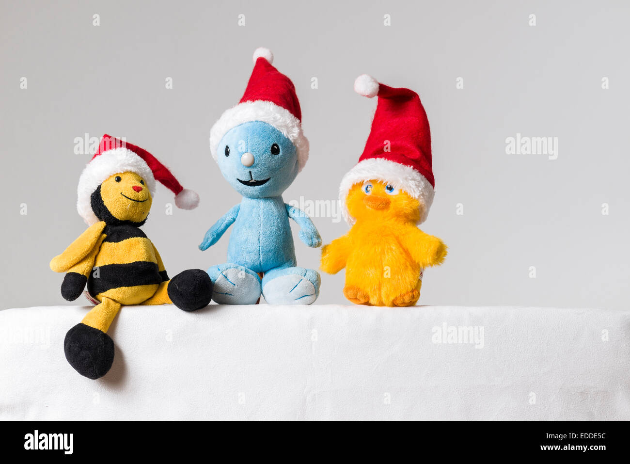 Trois jouets en peluche portant des chapeaux de Père Noël Banque D'Images