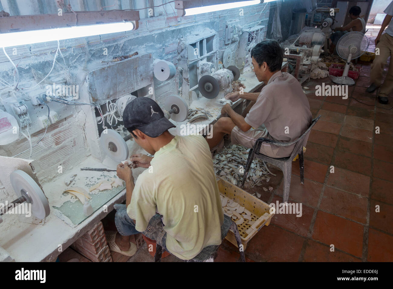 Usine de fabrication de bijoux et de décoration à partir de coquillages et partiellement protégées espèces de coraux, Vung Tao, Vietnam Banque D'Images