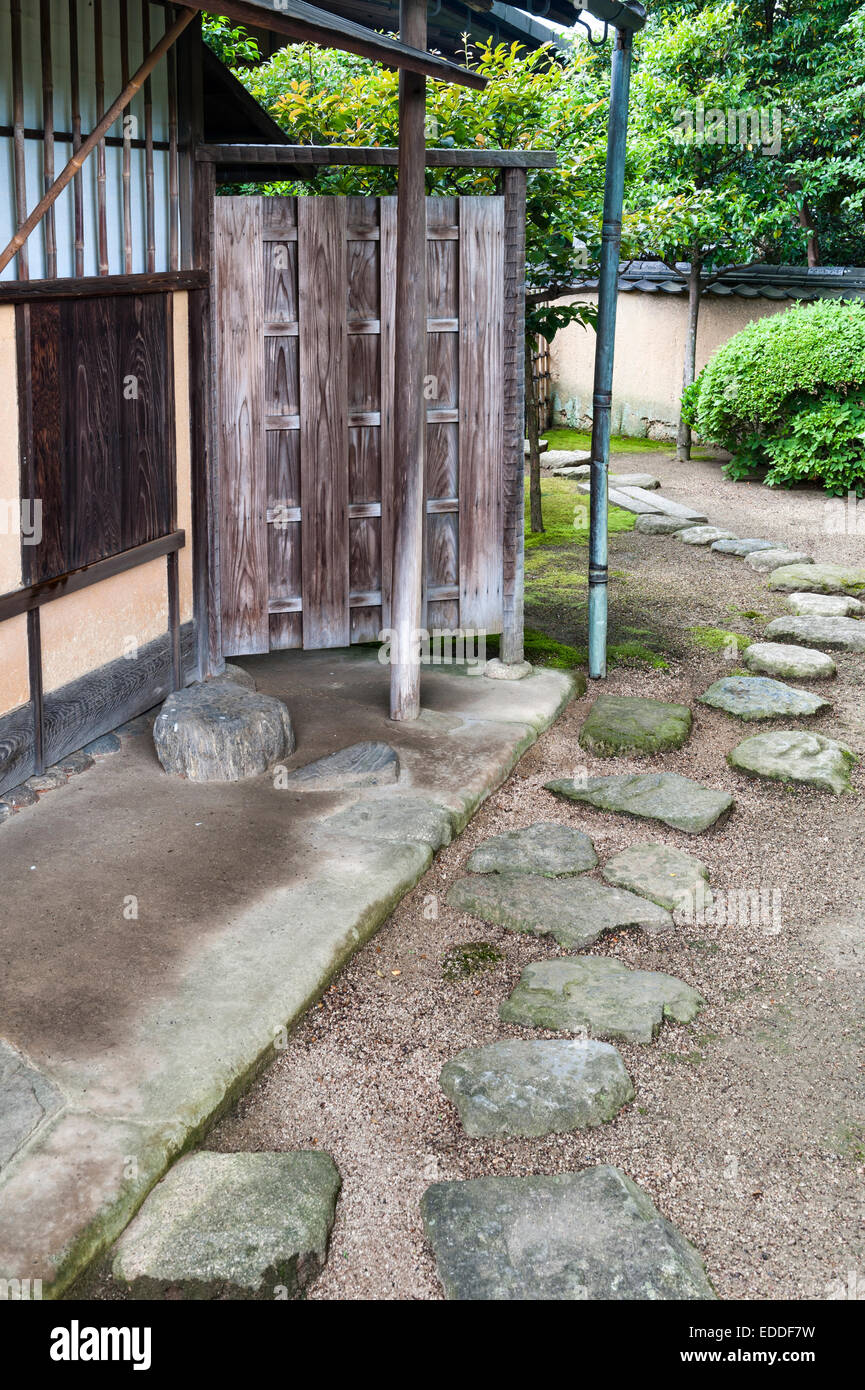 Jiko-dans temple zen, Nara, Japon. Stepping Stones mènent à l'entrée de la salle de thé, (à gauche), qui est inscrit à genoux Banque D'Images