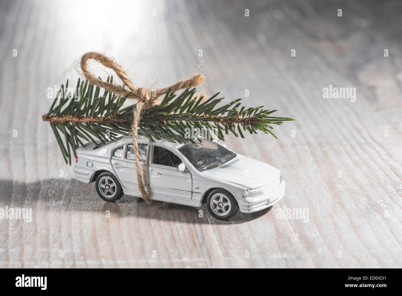 Jouet Voiture Blanche Avec Arbre De Noël Sur Le Toit Photo Stock - Alamy