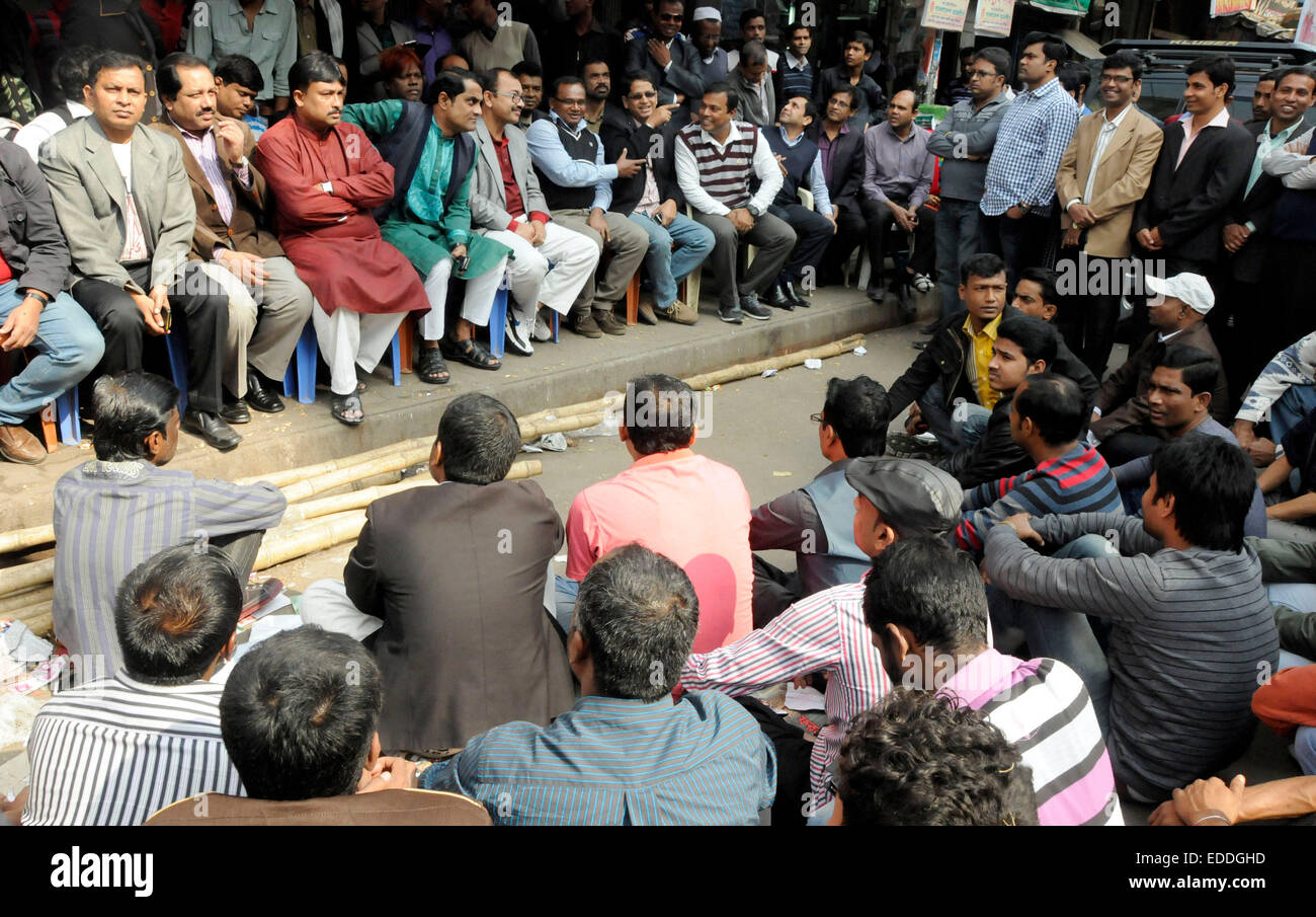 Dhaka, Bangladesh. 6 janvier, 2015. Des militants du parti au pouvoir assister à un meeting de protestation contre le bloc au cours de l'édifice non-stop appelé par parti nationaliste du Bangladesh (BNP) à Dhaka, Bangladesh, le 6 janvier 2015. L'ex-Premier Ministre du Bangladesh Khaleda Zia a annoncé des manifestations de masse à l'échelle nationale et a exhorté les membres du parti de continuer à forcer le gouvernement à tenir de nouvelles élections au Parlement sous un gouvernement intérimaire non-partie. © Shariful Islam/Xinhua/Alamy Live News Banque D'Images