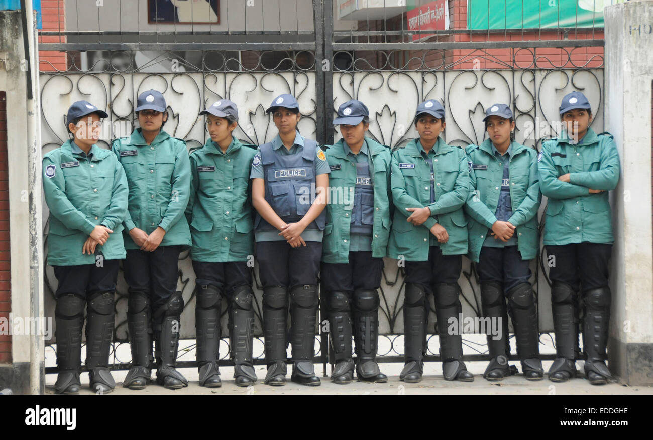 Dhaka, Bangladesh. 6 janvier, 2015. Des policiers montent la garde devant l'ex-Premier Ministre Khaleda Zia's office au cours de l'édifice appelé non-stop par parti nationaliste du Bangladesh (BNP) à Dhaka, Bangladesh, le 6 janvier 2015. L'ex-Premier Ministre du Bangladesh Khaleda Zia a annoncé des manifestations de masse à l'échelle nationale et a exhorté les membres du parti de continuer à forcer le gouvernement à tenir de nouvelles élections au Parlement sous un gouvernement intérimaire non-partie. © Shariful Islam/Xinhua/Alamy Live News Banque D'Images