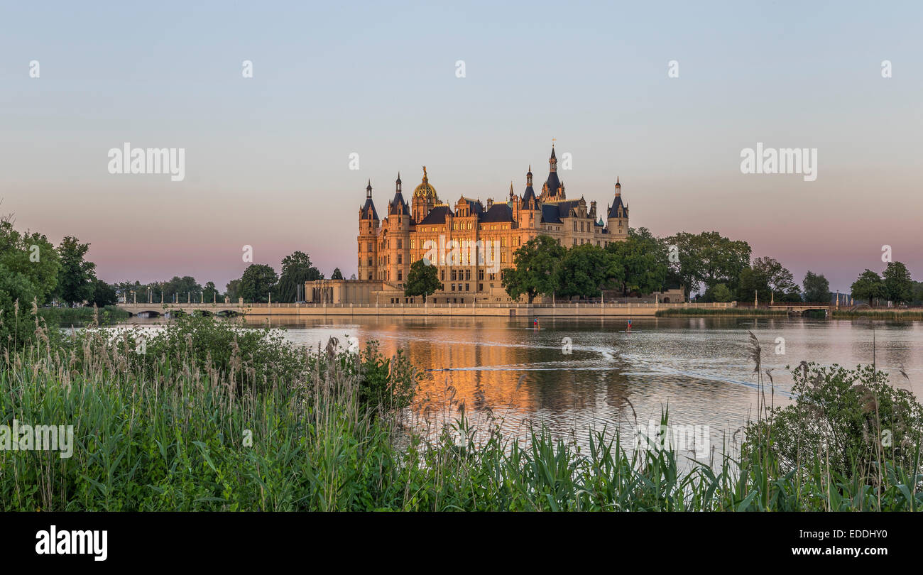 Allemagne, Mecklenburg-Vorpommern, Schwerin, château de Schwerin au crépuscule Banque D'Images