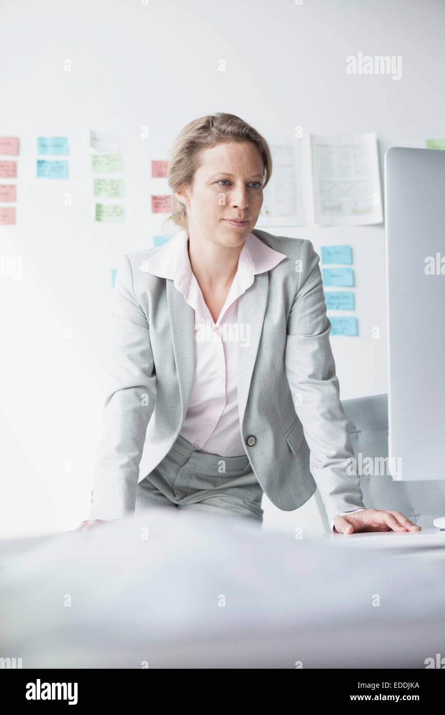 Businesswoman in office Banque D'Images