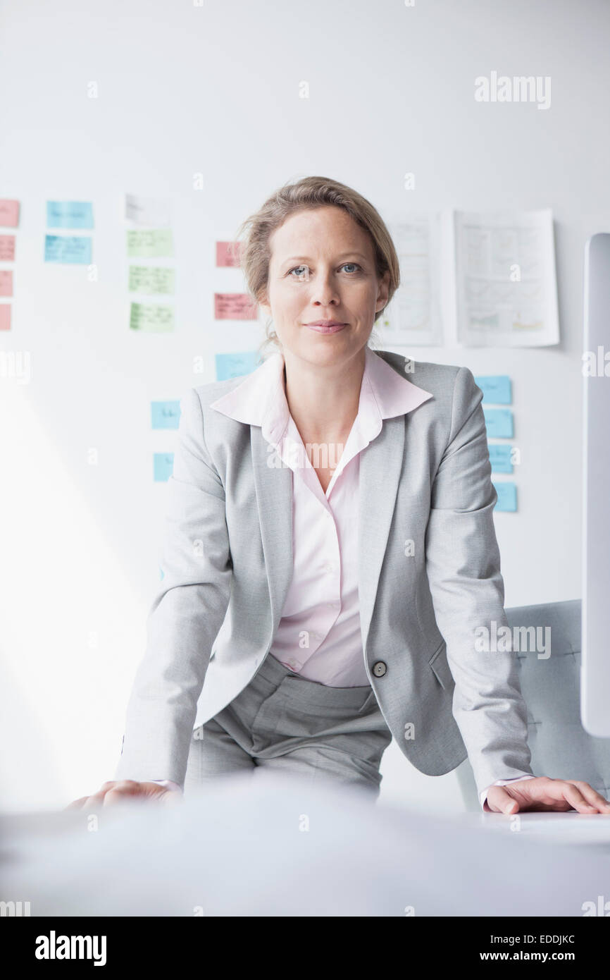 Portrait of smiling businesswoman in office Banque D'Images