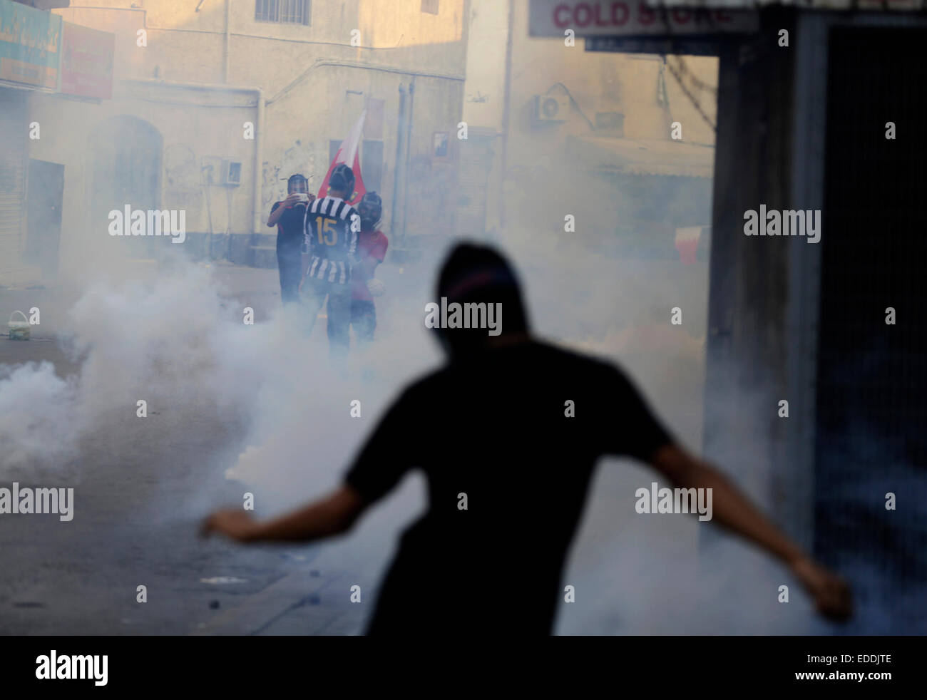 Manama, Bahreïn. 5Th Jan, 2015. Des manifestants anti-gouvernement bahreïni en conflit avec des policiers dans presse Anatolie Al Bilad, une banlieue de Manama, Bahreïn, le 5 janvier 2015. Manifestants ont demandé à l'opposition chiite bahreïni emprisonnés sans chef Cheikh Ali Salman. Cheikh Ali Salman a été commandé a tenu pendant 15 jours de plus en attendant l'enquête sur des accusations de violation de la loi, de Bahreïn, a annoncé lundi des poursuites. Credit : Hasan Jamali/Xinhua/Alamy Live News Banque D'Images