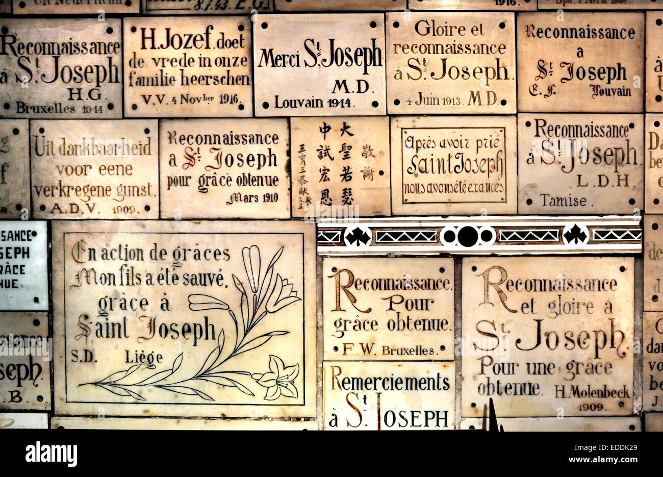 Leuven / Louvain, Belgique. Sint Antonius Kapel - 14thC mais transformé en 1961 en mémoire du père Damien - plaques votives Banque D'Images