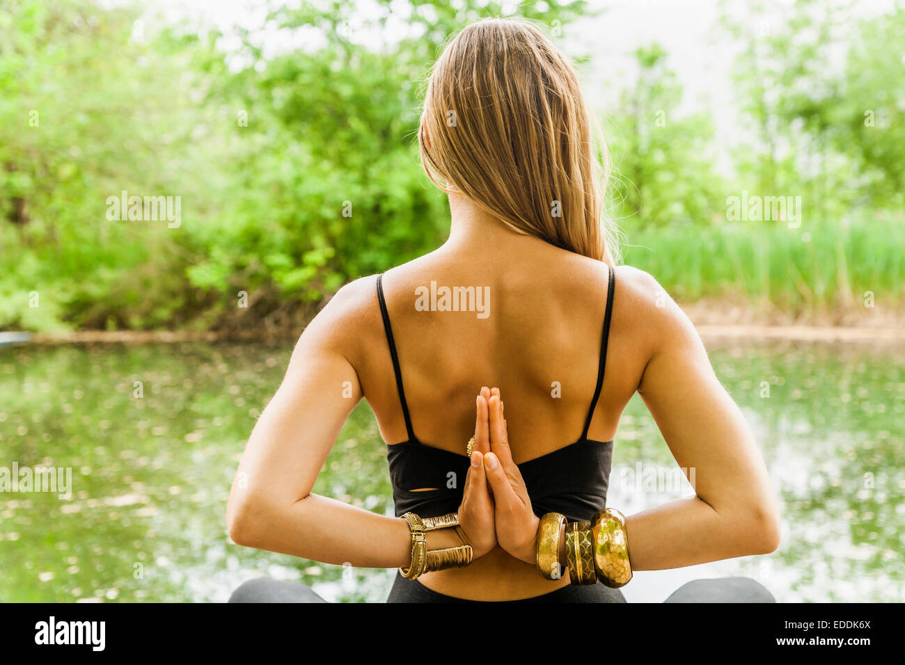 Femme en position de yoga Banque D'Images