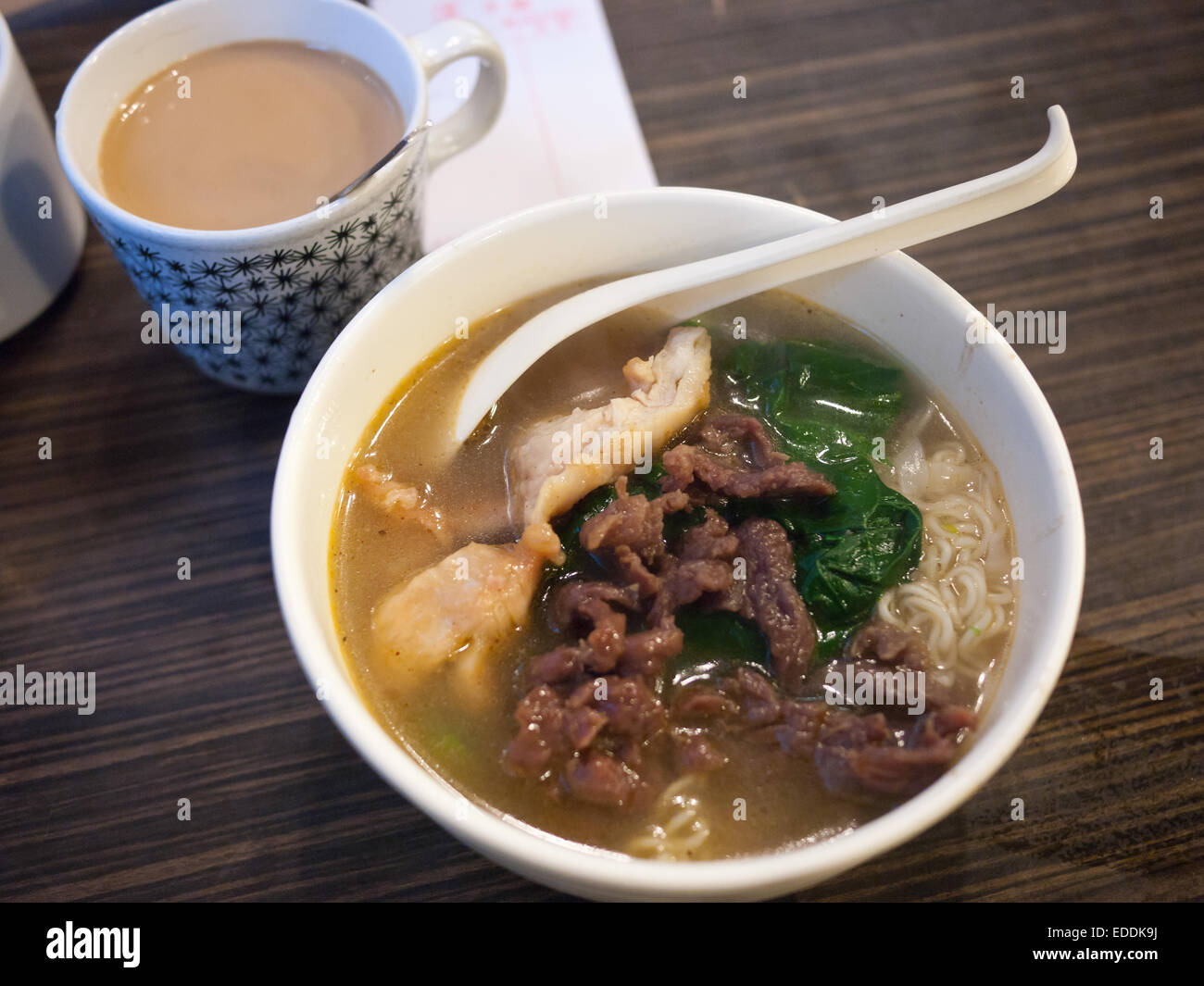 Hong Kong - les produits alimentaires chinois nouilles potage avec les viandes Banque D'Images