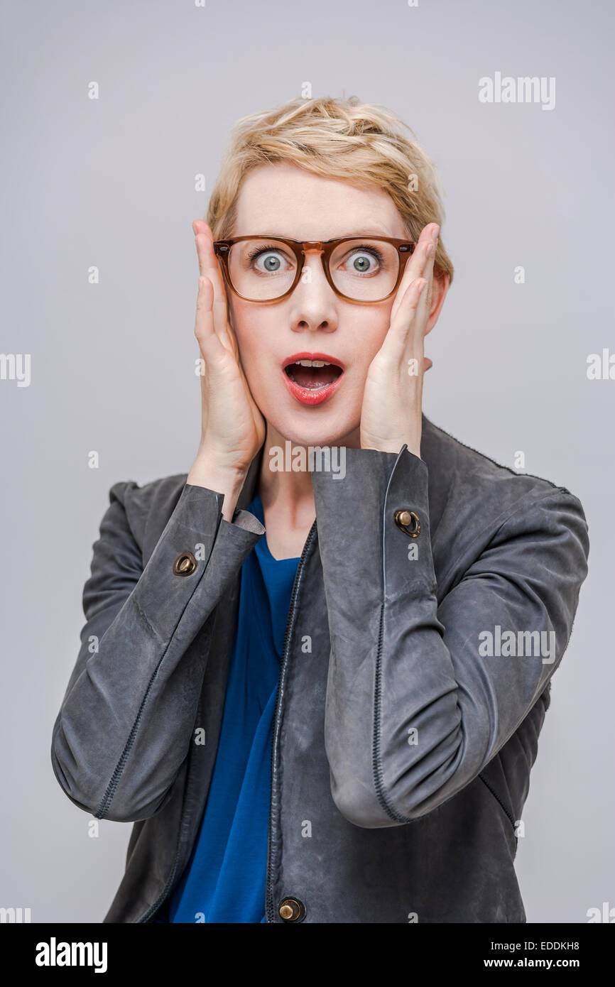 Portrait de femme blonde peur avec les mains sur son visage Banque D'Images