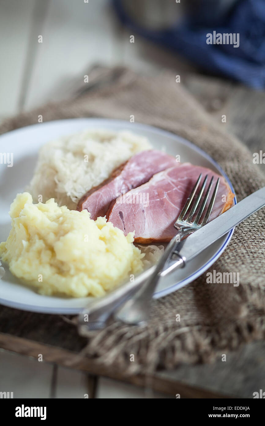 La choucroute, purée de pommes de terre, et Kassler, côtelettes de porc fumé, sur la plaque, studio Banque D'Images