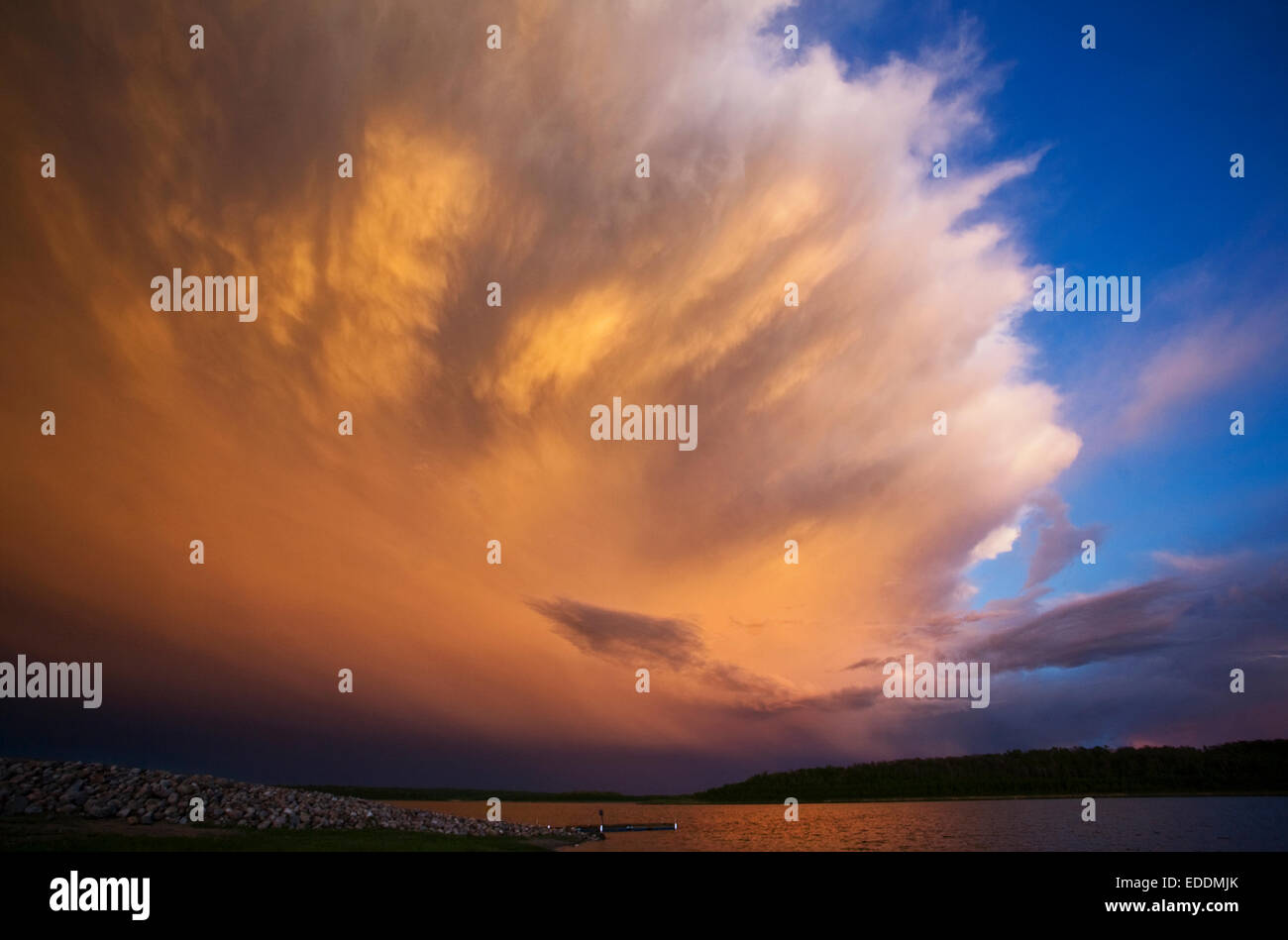 Une formation nuageuse, un nuage tempête reflétant la lumière du soleil. Banque D'Images