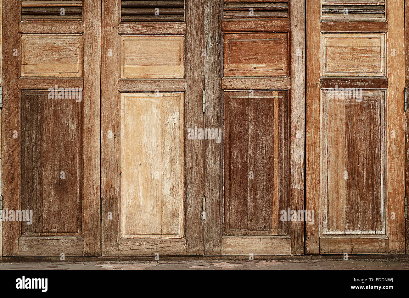 La vieille porte en bois de style classique de l'État Banque D'Images