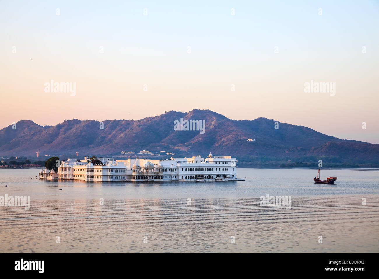 Lake Palace dans le lac Pichola à Udaipur, Rajasthan, Inde Banque D'Images