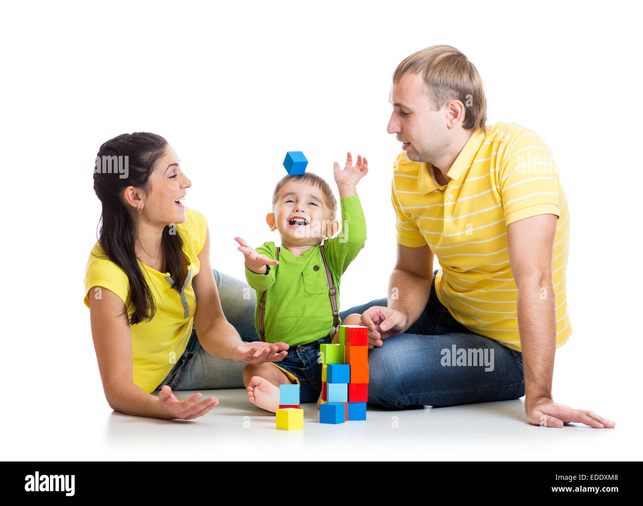 Funny kid avec les parents jouent des blocs de construction Banque D'Images