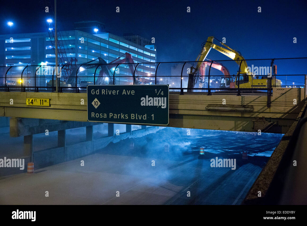 J-75 démolition d'un pont au centre-ville de Detroit, Woodward Ave pour M-1 Rail, Michigan, USA. 25 octobre, 2014. Banque D'Images
