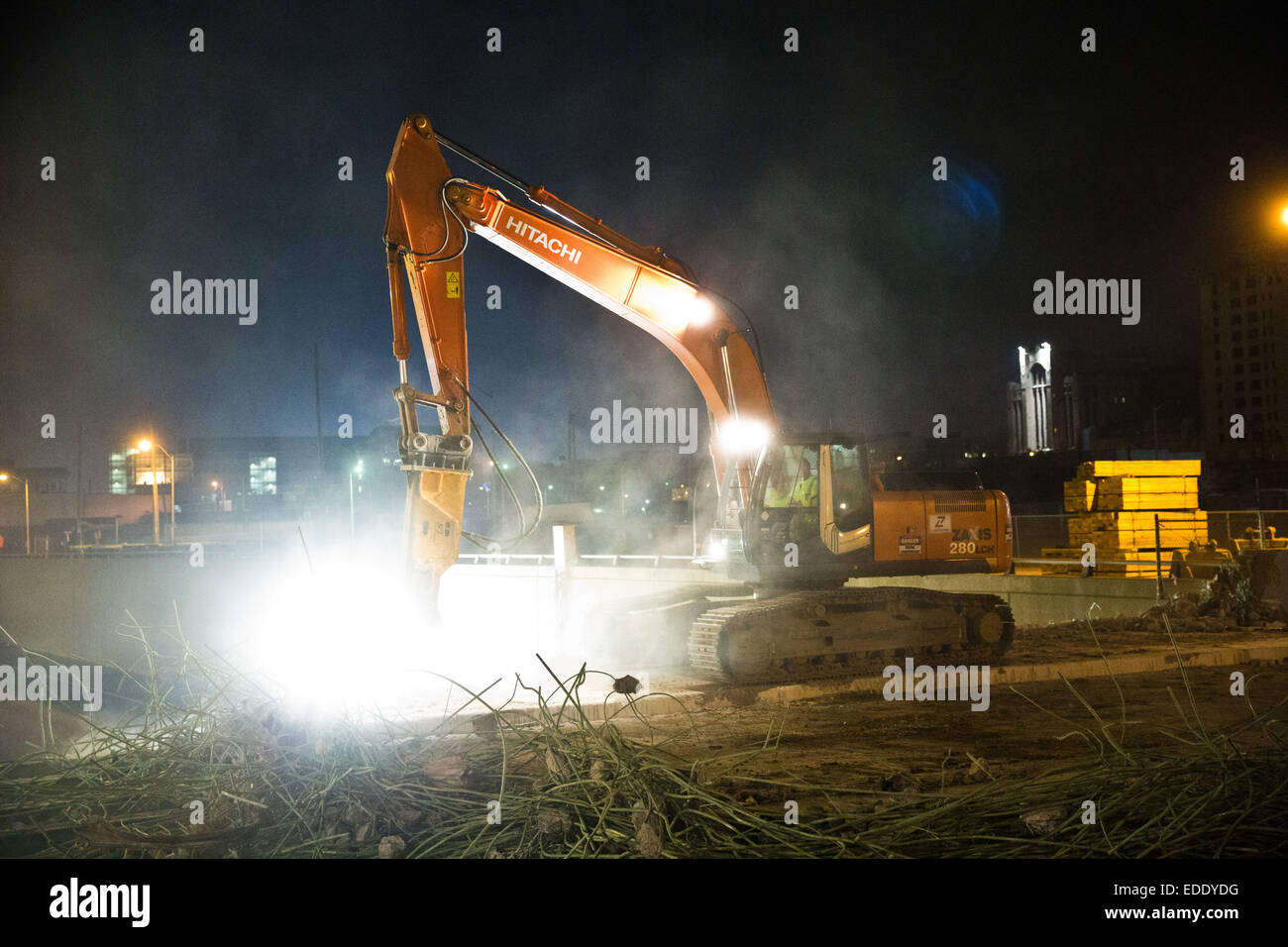 J-75 démolition d'un pont au centre-ville de Detroit, Woodward Ave pour M-1 Rail, Michigan, USA. 25 octobre, 2014. Banque D'Images