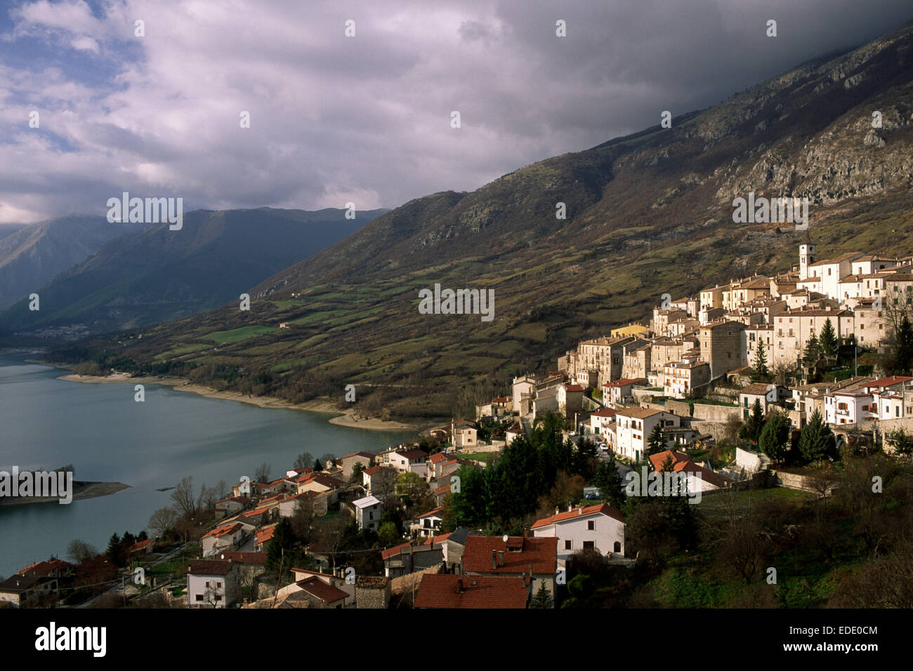 Italie, Abruzzes, parc national des Abruzzes, lac de Barrea et village Banque D'Images