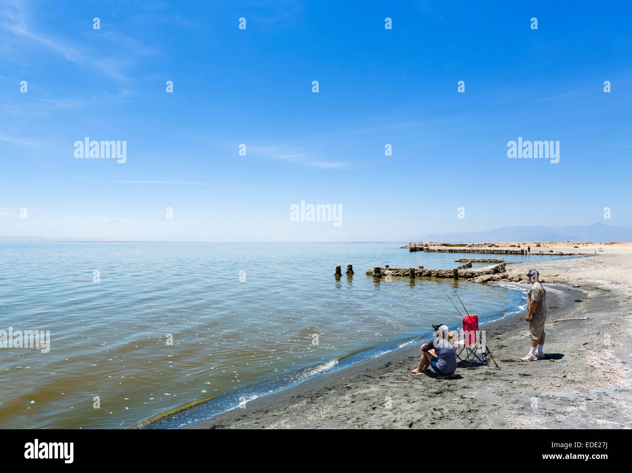 Les pêcheurs par le lac Salton à Bombay Beach, Imperial County, Californie, USA Banque D'Images