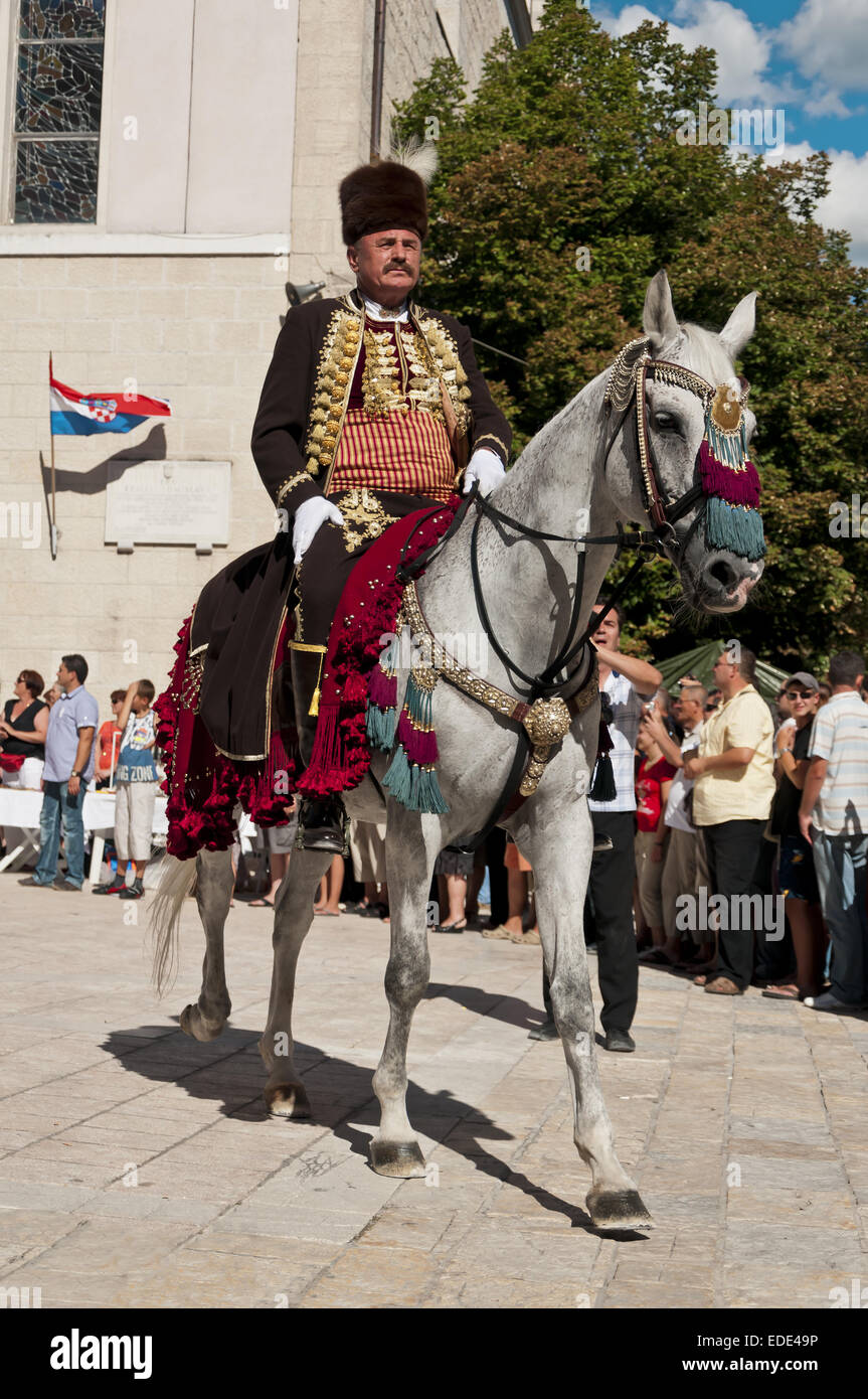 Son cheval équitation chevalier alkar sur 295e alka festival à signo (Sinj), la Croatie s'est tenue le 08 août.2010. Banque D'Images