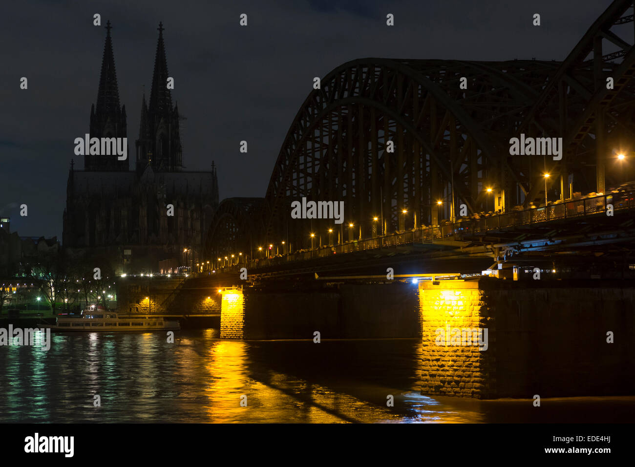 La célèbre vieille ville de la cathédrale de Cologne et de pont Hohenzollern panorama sombre restait pour protester contre 'Pegida'. Banque D'Images