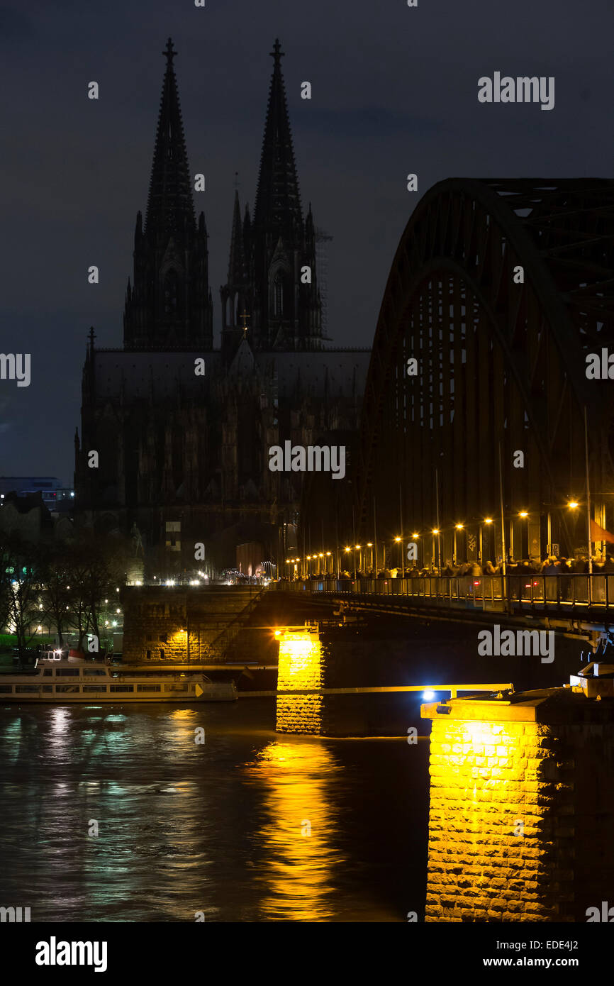 La célèbre vieille ville de la cathédrale de Cologne et de pont Hohenzollern panorama sombre restait pour protester contre 'Pegida'. Banque D'Images