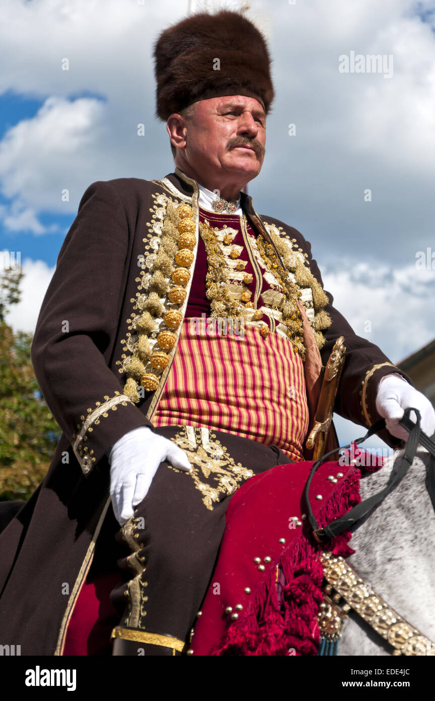 Son cheval équitation chevalier alkar sur 295e alka festival à signo (Sinj), la Croatie s'est tenue le 08 août.2010. Banque D'Images