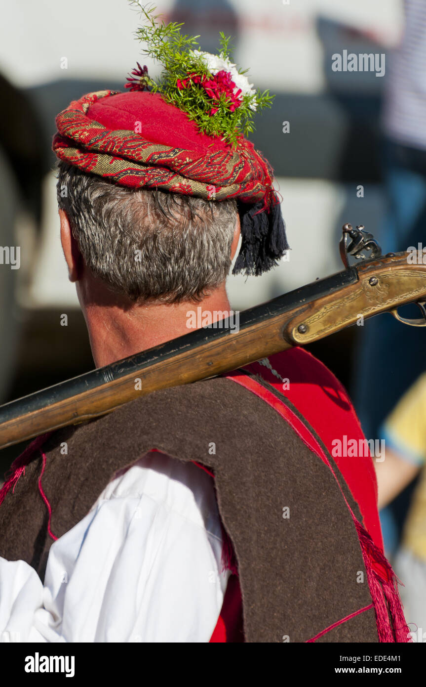L'alkar squire exerçant son vieux fusil sur 295e alka festival à signo (Sinj), la Croatie s'est tenue le 08 août.2010.. Banque D'Images