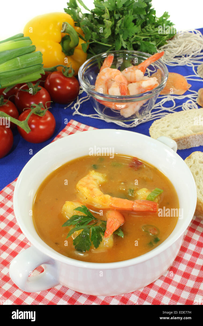 Une tasse de soupe avec la Bouillabaisse Banque D'Images