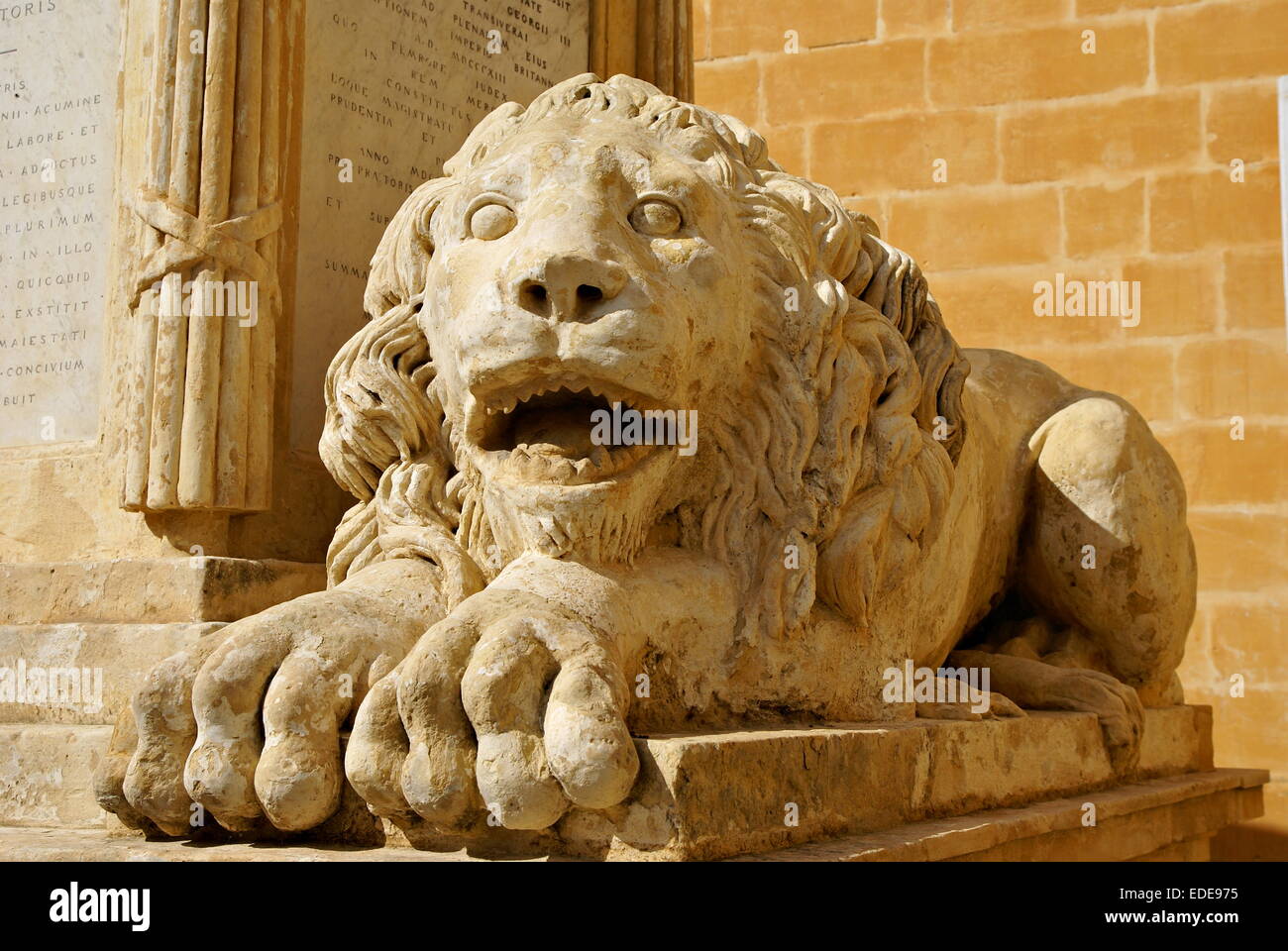 Une piscine,sculpture lion symbole maltais de La Valette situé dans un jardin public, la partie supérieure des jardins Barrakka . Banque D'Images