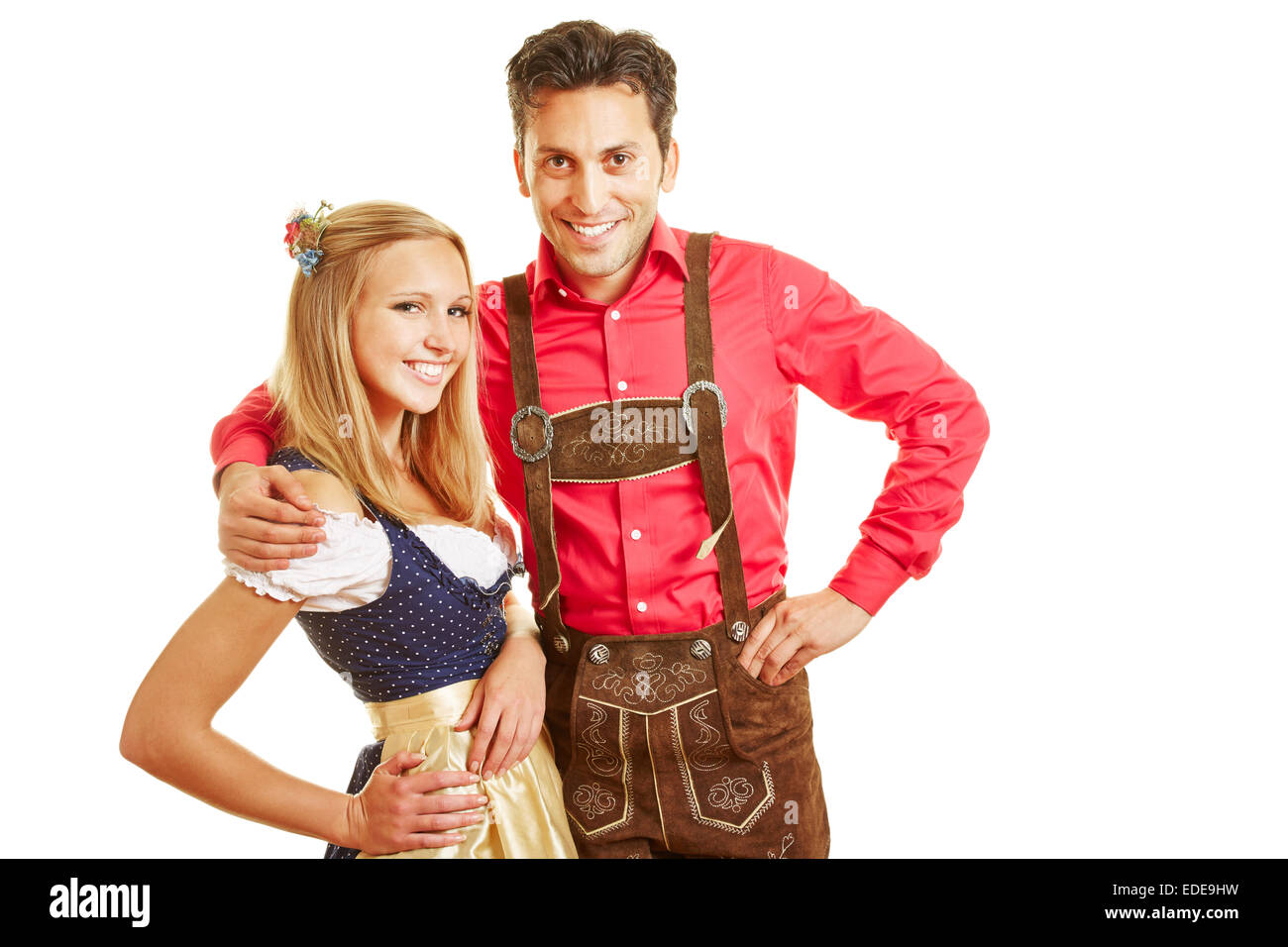 Happy smiling couple en costume traditionnel bavarois dirndl avec pantalon en cuir et robe Banque D'Images