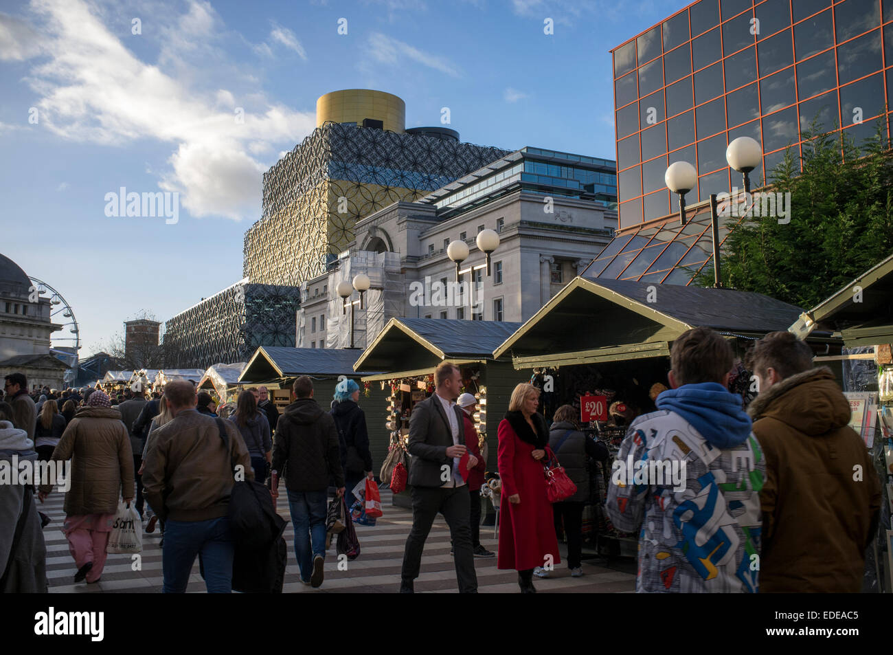 Les gens profiter d'après-midi à Francfort Marché de Noël allemand et Bibliothèque de Birmingham Banque D'Images