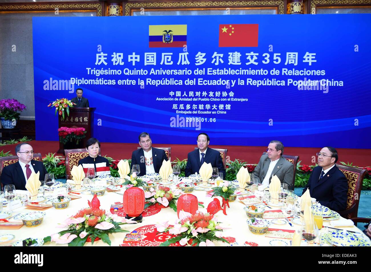 Beijing, Chine. 6 janvier, 2015. Zhang Baowen (3R), vice-président de l'Assemblée populaire nationale (APN) Comité permanent, le président de l'Équateur Rafael Correa (3L) et Li Xiaolin (2L), président de l'Association du peuple chinois pour l'amitié avec les pays étrangers, à une réception célébrant le 35e anniversaire de l'établissement de relations diplomatiques entre la Chine et l'Equateur à Beijing, capitale de Chine, le 6 janvier 2015. © Li Tao/Xinhua/Alamy Live News Banque D'Images Beijing, Chine. 6 janvier, 2015. Zhang Baowen (3R), vice-président de l'Assemblée populaire nationale (APN) Comité permanent, le président de l'Équateur Rafael Correa (3L) et Li Xiaolin (2L), président de l'Association du peuple chinois pour l'amitié avec les pays étrangers, à une réception célébrant le 35e anniversaire de l'établissement de relations diplomatiques entre la Chine et l'Equateur à Beijing, capitale de Chine, le 6 janvier 2015. © Li Tao/Xinhua/Alamy Live News Banque D'Images